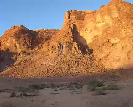 000 Les falaises qui dominent le Wadi-Rumman